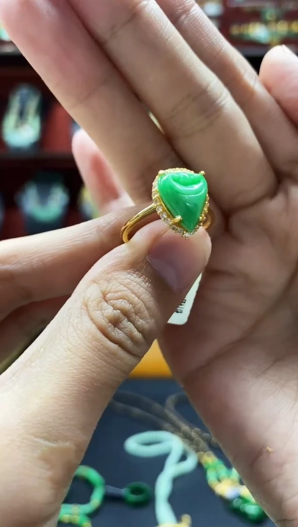 颈饰未镶嵌翡翠戒指