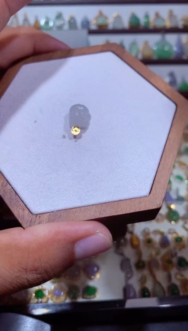 颈饰18K金镶嵌翡翠111111