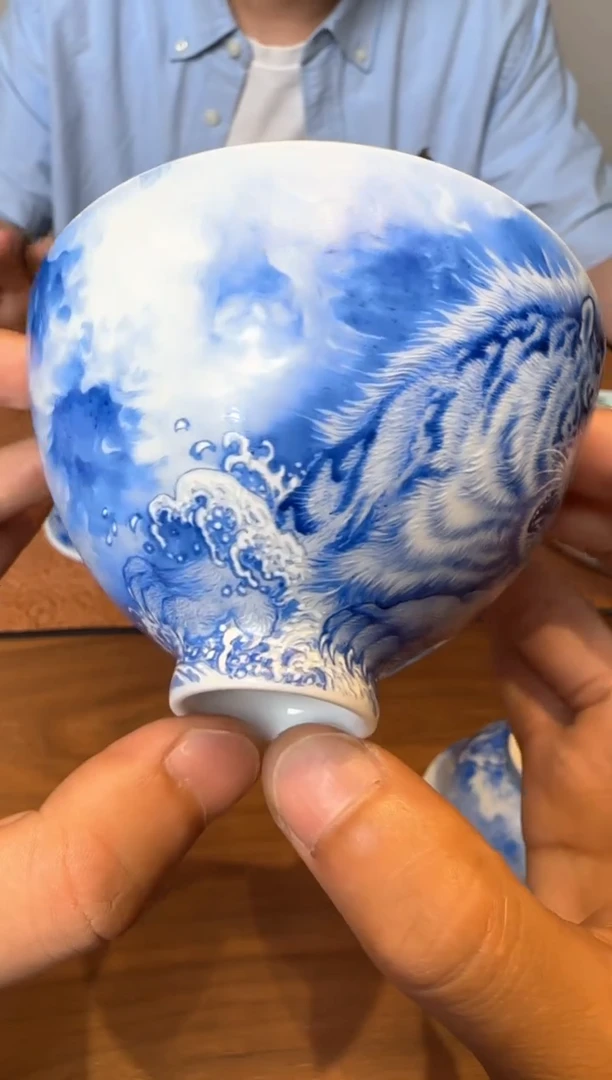 一儒堂 釉上苏麻离青白虎 鸡心杯