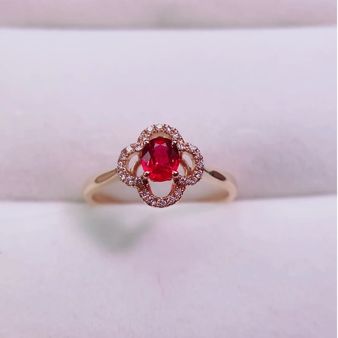 红宝石戒指18K金镶嵌幸运四叶草女款精美个性戒指大气漂亮轻奢