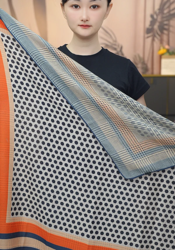 K（绿扣）【方格波点】-P12 时尚 磨毛绒 双面异色85x85方巾百搭