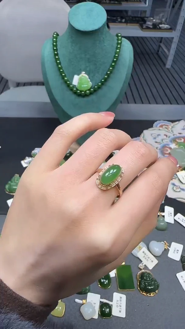 18K金镶嵌戒指和田玉1