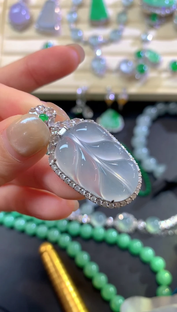 吊坠(不含链)18K金镶嵌翡翠吊坠|33000+1100