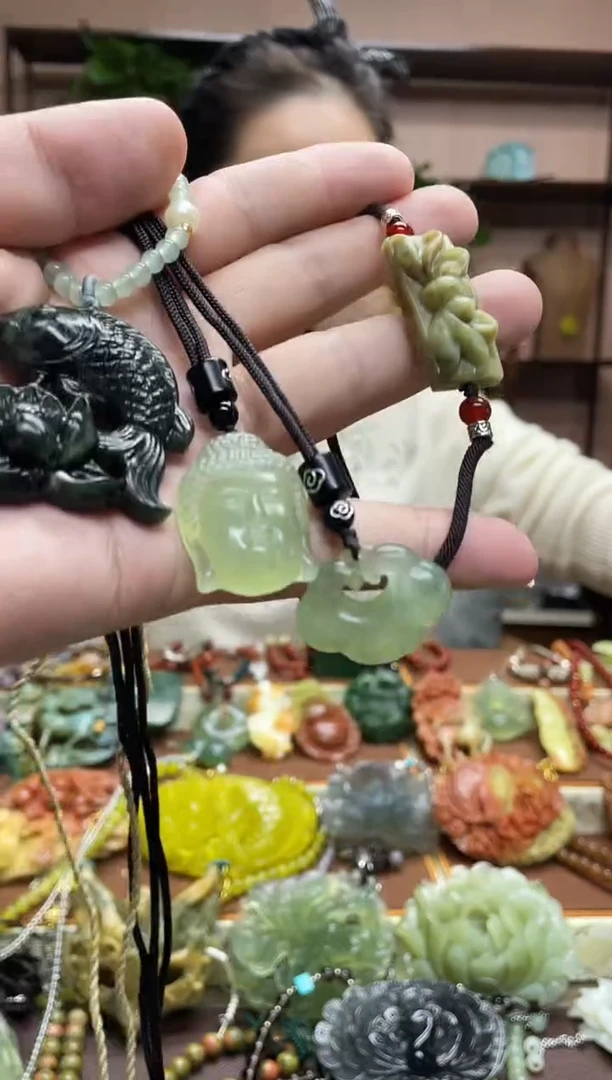 未镶嵌岫玉颈饰·