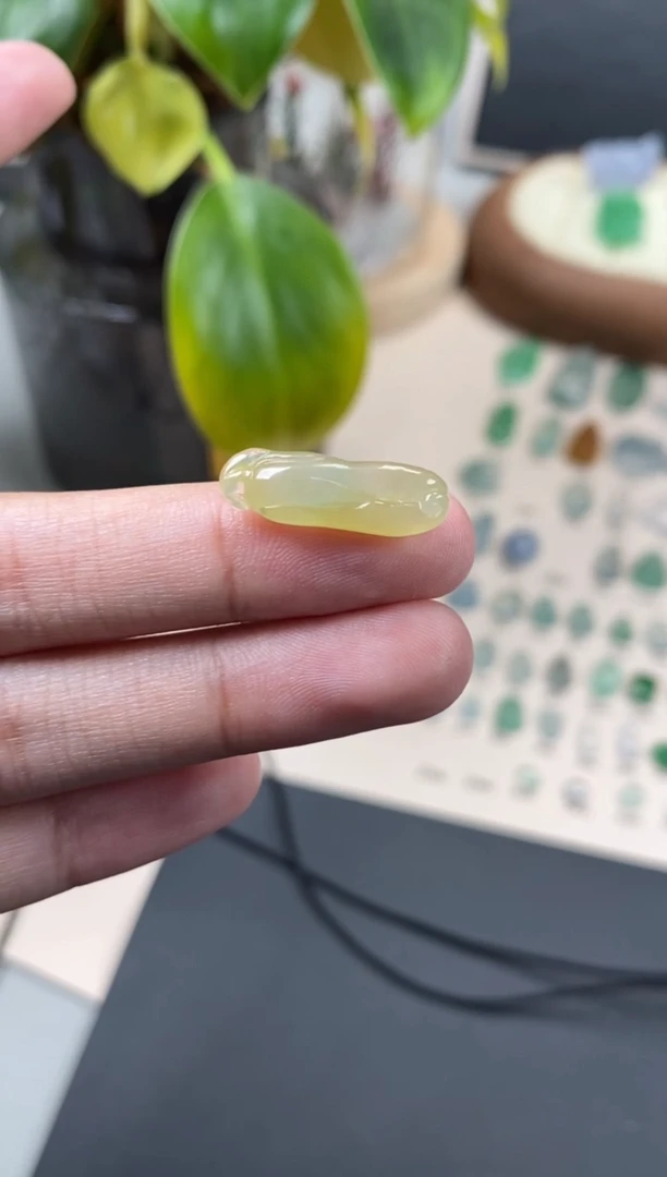 【闪购商品】翡翠颈饰未镶嵌翡翠冰黄裸石