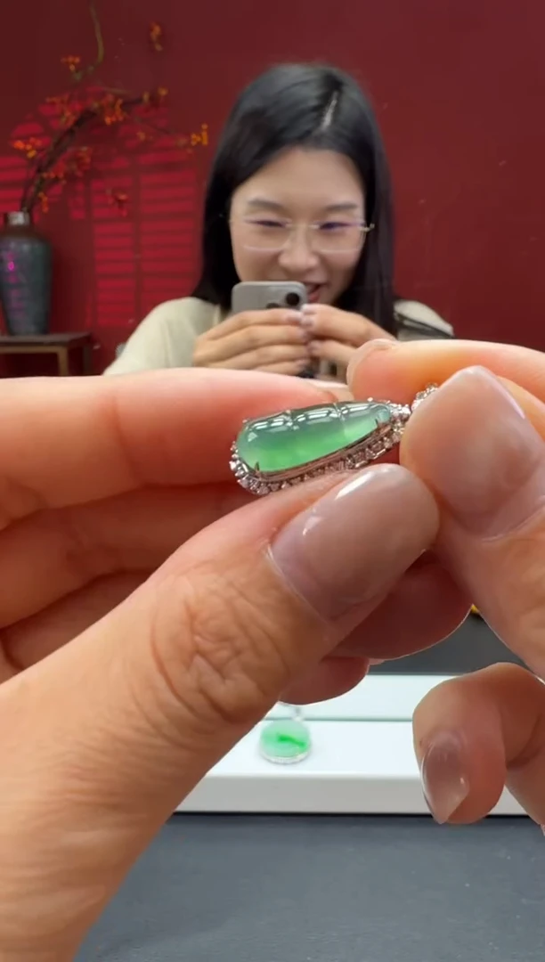 颈饰18K金镶嵌翡翠冰绿福豆