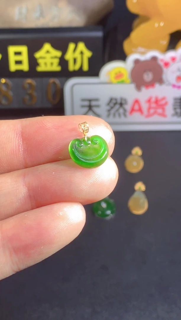 颈饰18K金镶嵌翡翠