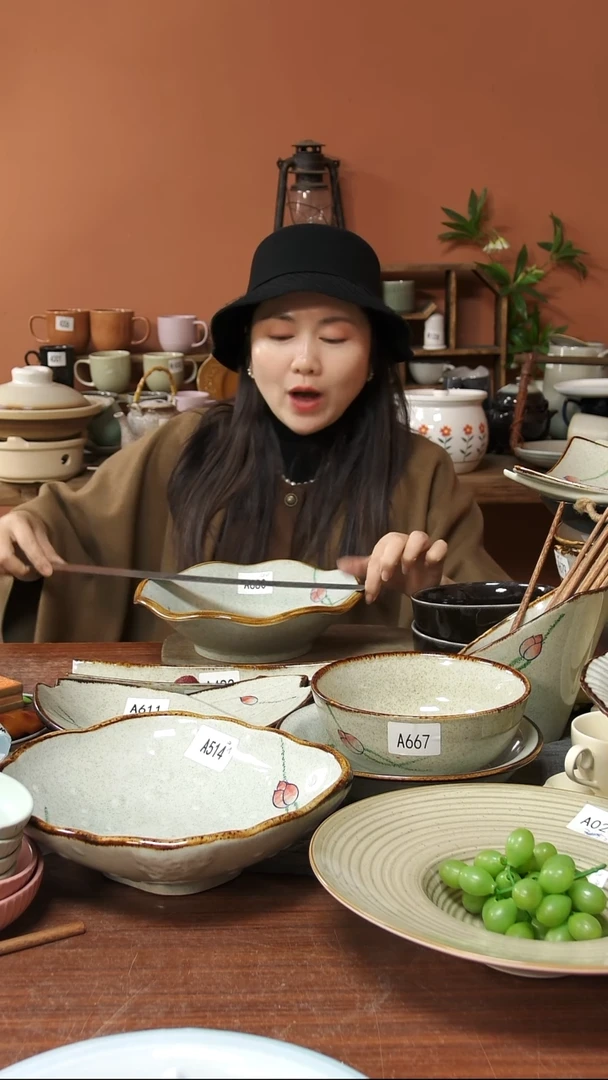 陶瓷A680 一只手绘荷花黑点花朵碗25*7可能微