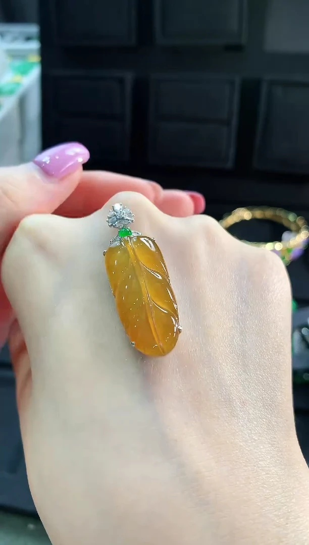 【闪购商品】翡翠吊坠(不含链)18K金镶嵌吊坠