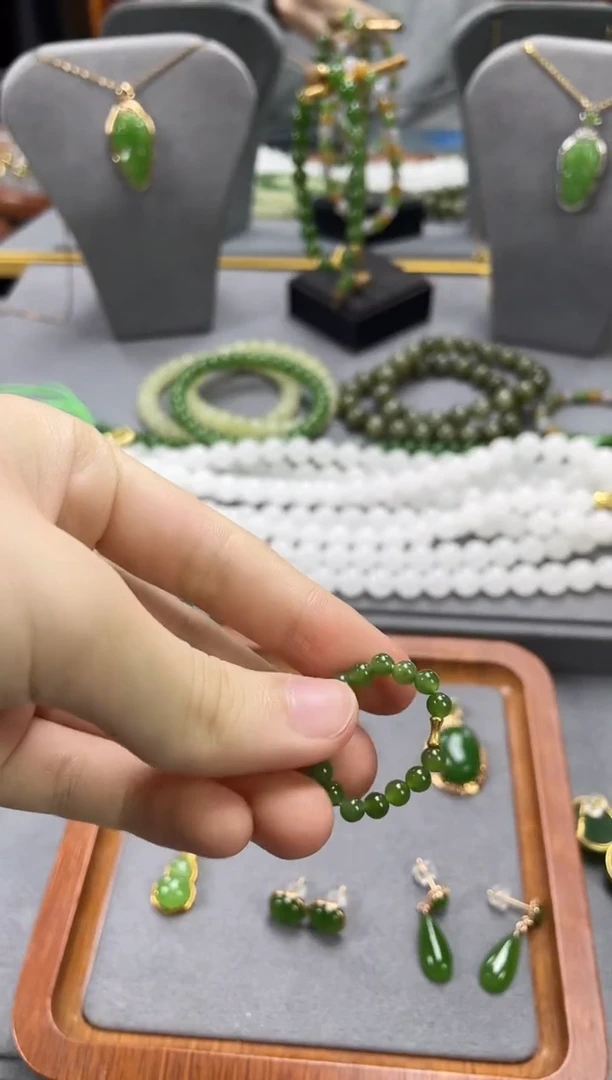 18K金镶嵌戒圈和田玉18K金镶嵌 戒圈 和田玉