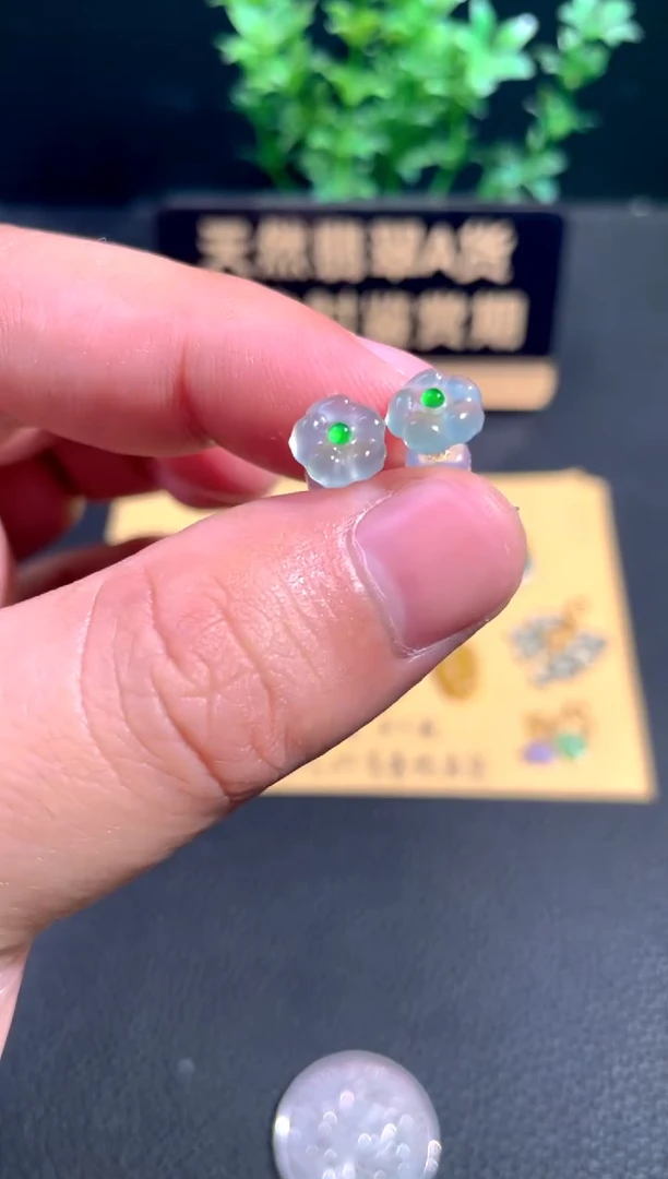 颈饰18K金镶嵌翡翠耳钉