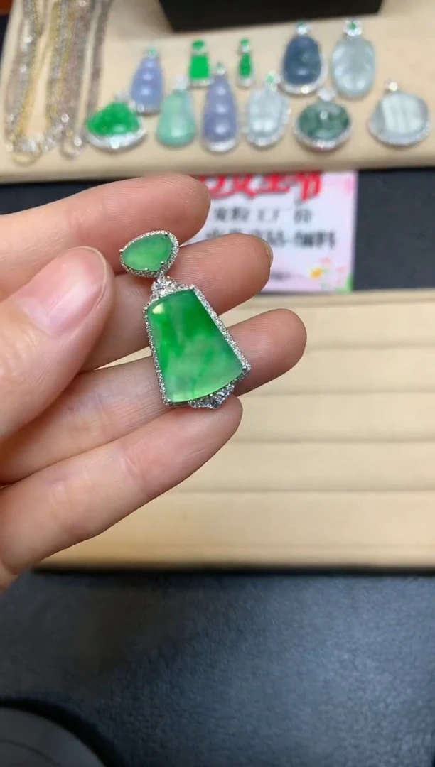 【闪购商品】翡翠颈饰18K金镶嵌无事牌【无服务费