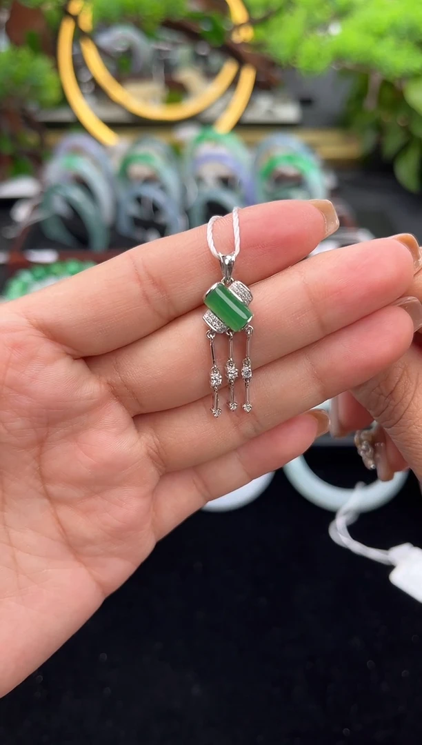 颈饰18K金镶嵌翡翠吊坠