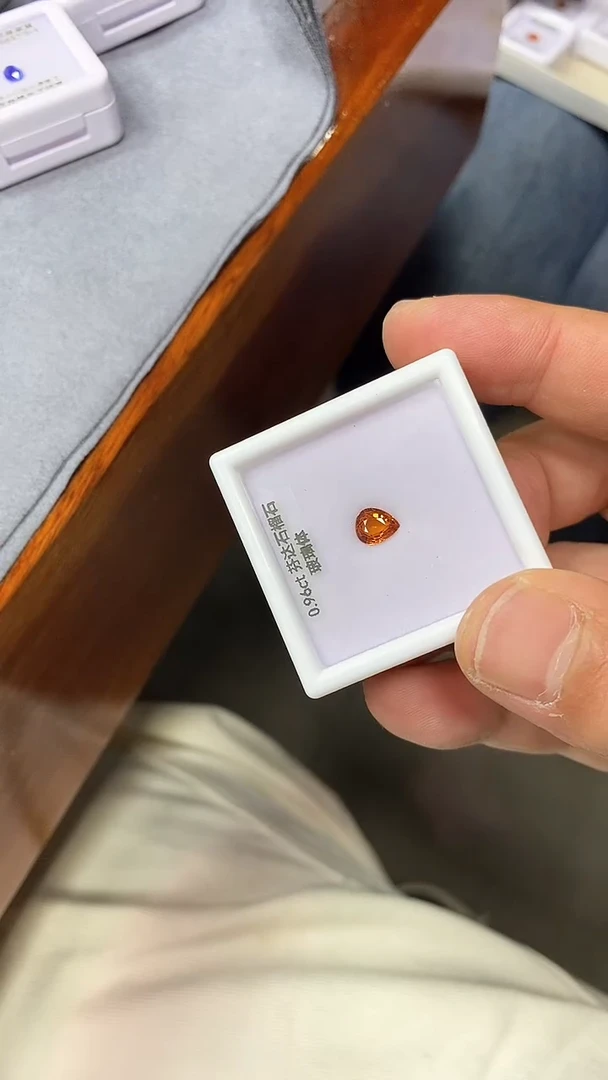 未镶嵌裸石石榴石（芬达石）0.96ct 19