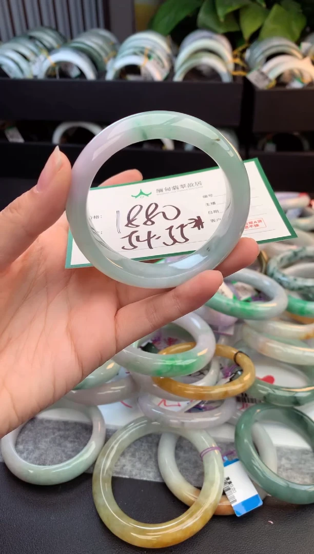 未镶嵌定制翡翠毛货需精细抛光+多人