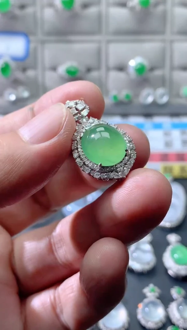 颈饰18K金镶嵌翡翠18K翡翠伴钻