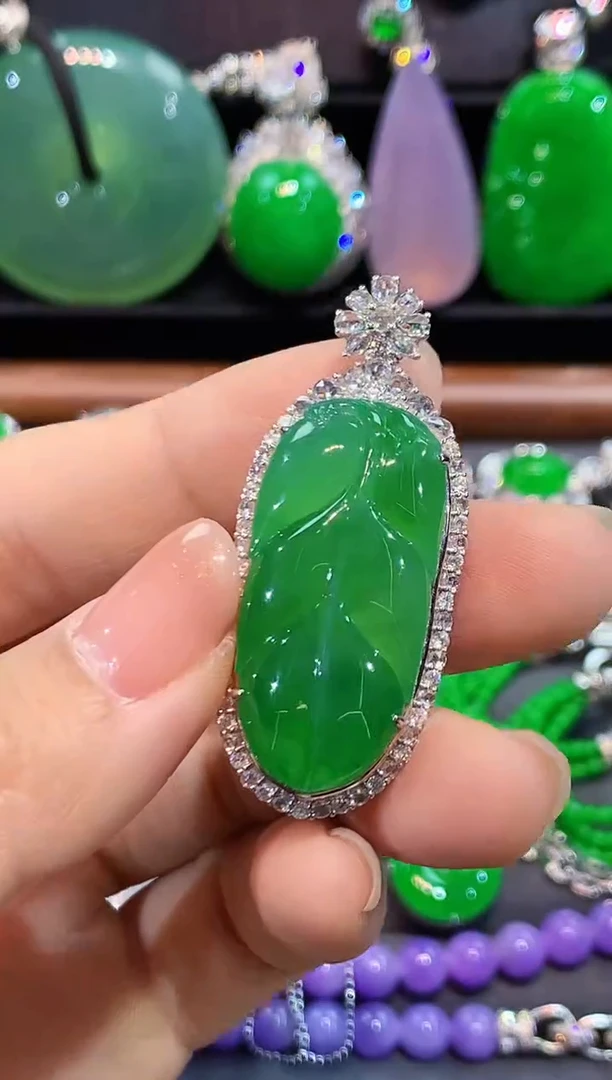 吊坠(不含链)18K金镶嵌翡翠叶子