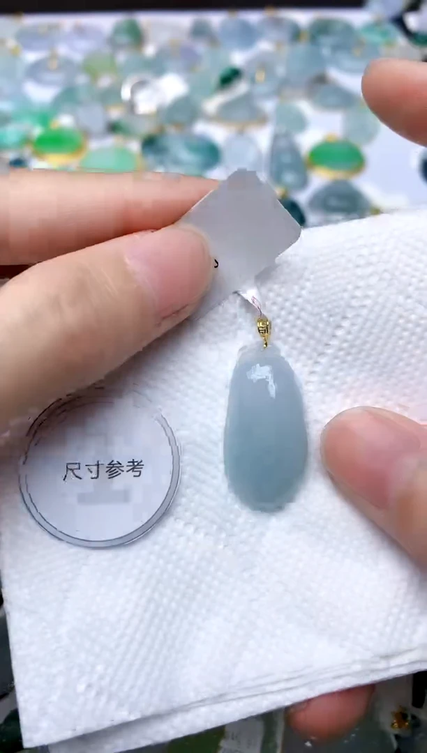 颈饰18K金镶嵌翡翠天然A货翡翠