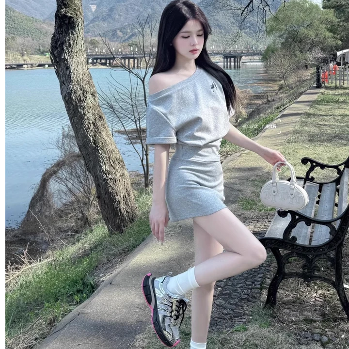 韩系减龄休闲运动服套装女夏季简约收腰一字肩斜肩短袖短裙两件套