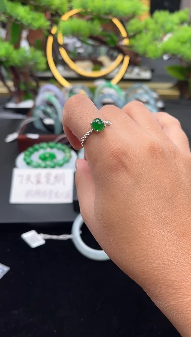 18K金镶嵌戒指翡翠戒指