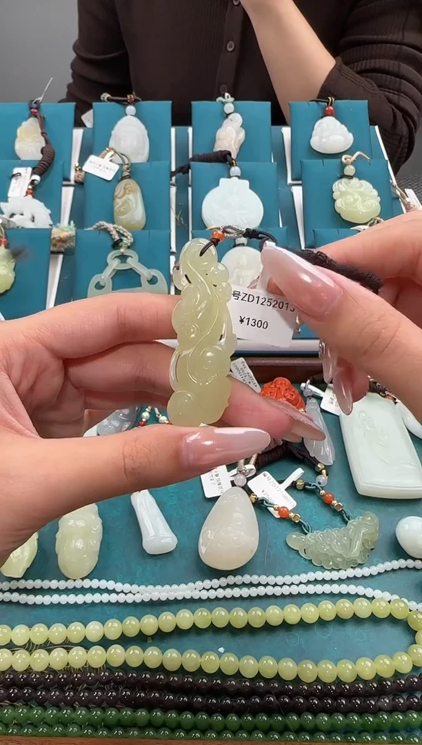 颈饰未镶嵌和田玉吊坠 ZD