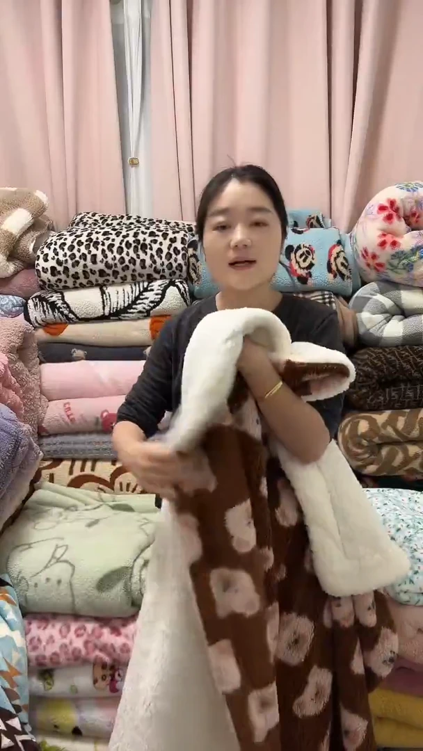 聚酯纤维1.6-2-Y-咖低浅粉小熊-盖毯-内封外压-瑕疵款