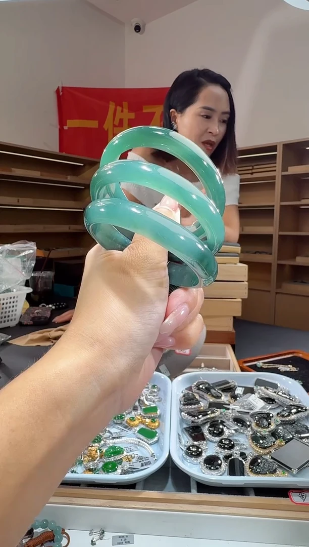 未镶嵌手镯翡翠手镯（多样性发其一）
