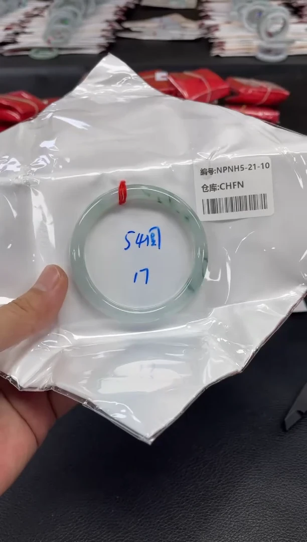 翡翠手镯未镶嵌翡翠手镯