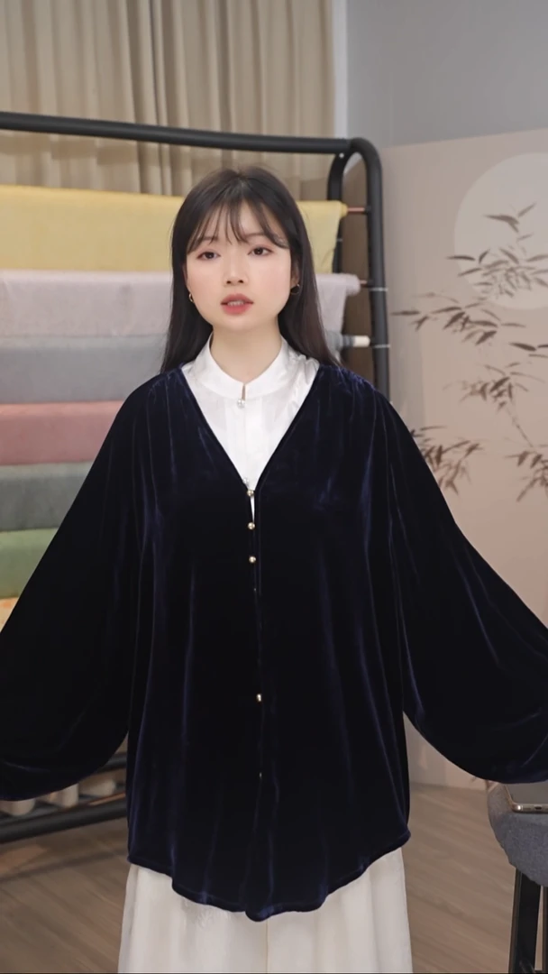 寄藏青色丝绒上衣