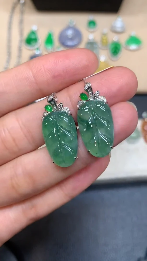 颈饰18K金镶嵌翡翠树叶【无服务费多样性发其一