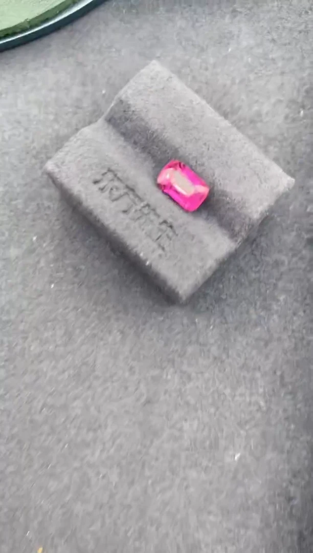 未镶嵌裸石定制蓝宝石1.56ct 无烧粉蓝宝热粉 定制