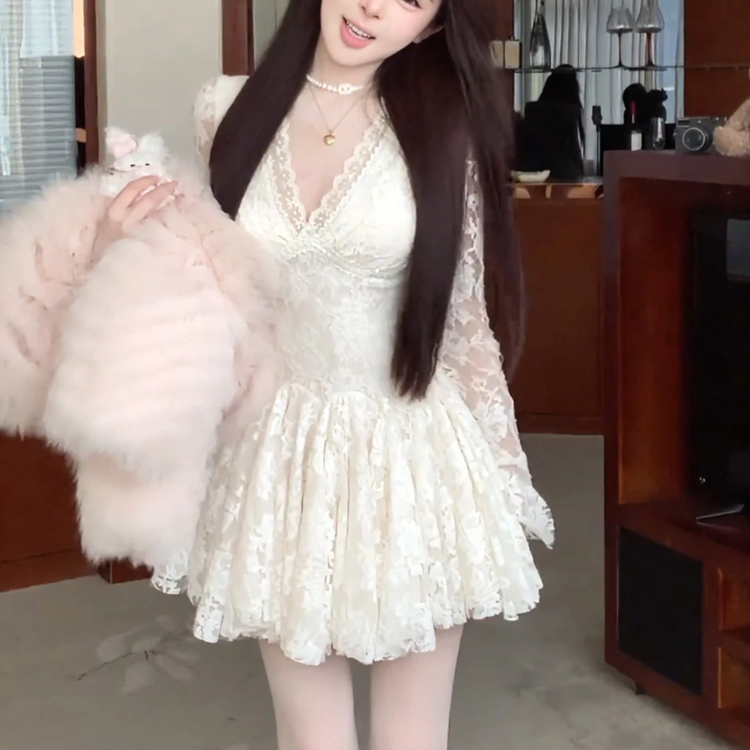 法式绝美气质长袖V领蕾丝连衣裙女2025秋冬新款时尚收腰A字裙短裙