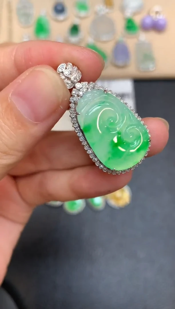 颈饰18K金镶嵌翡翠如意【无服务费