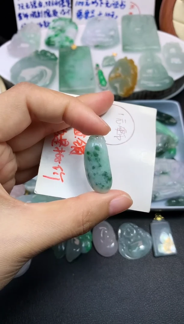 颈饰未镶嵌翡翠吊坠