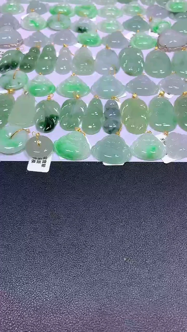 颈饰18K金镶嵌翡翠A货