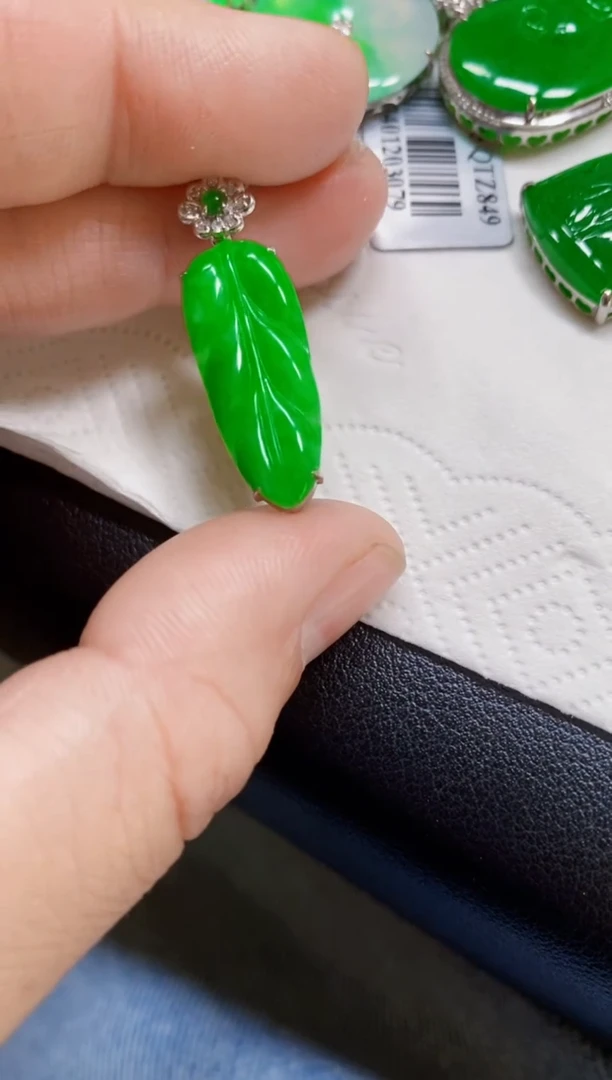 颈饰18K金镶嵌翡翠叶子