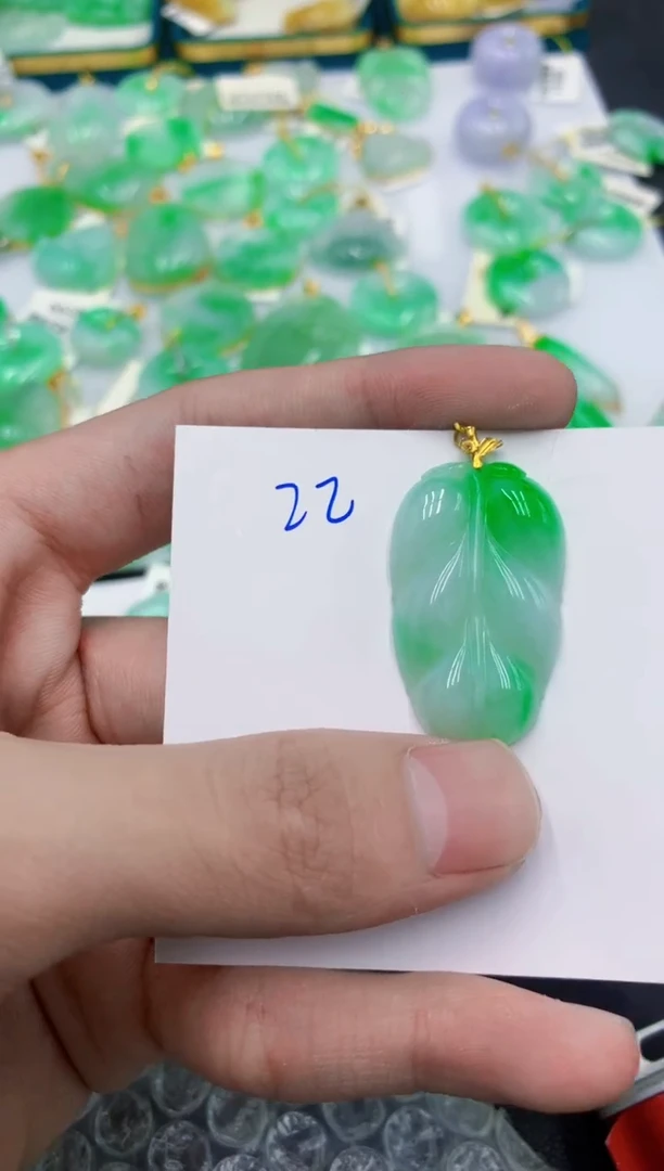 颈饰18K金镶嵌翡翠一**光111111