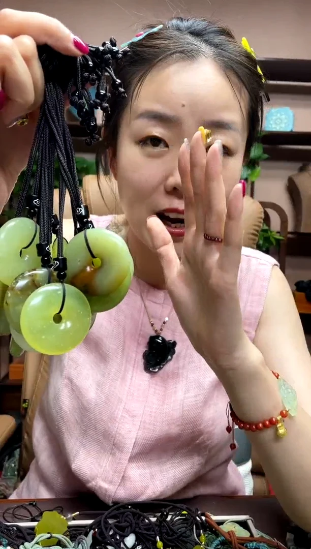 岫玉未镶嵌吊坠多样性发货发其中之一