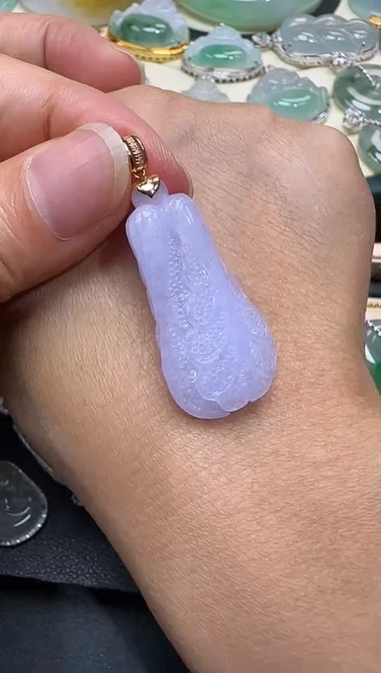 颈饰18K金镶嵌翡翠白菜