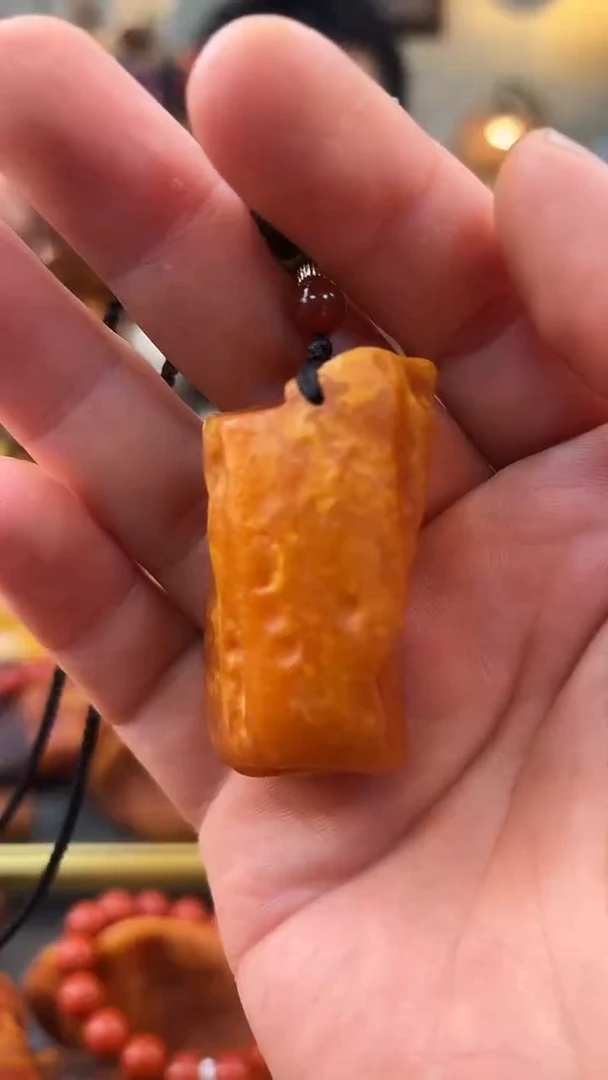 未镶嵌颈饰琥珀吊坠