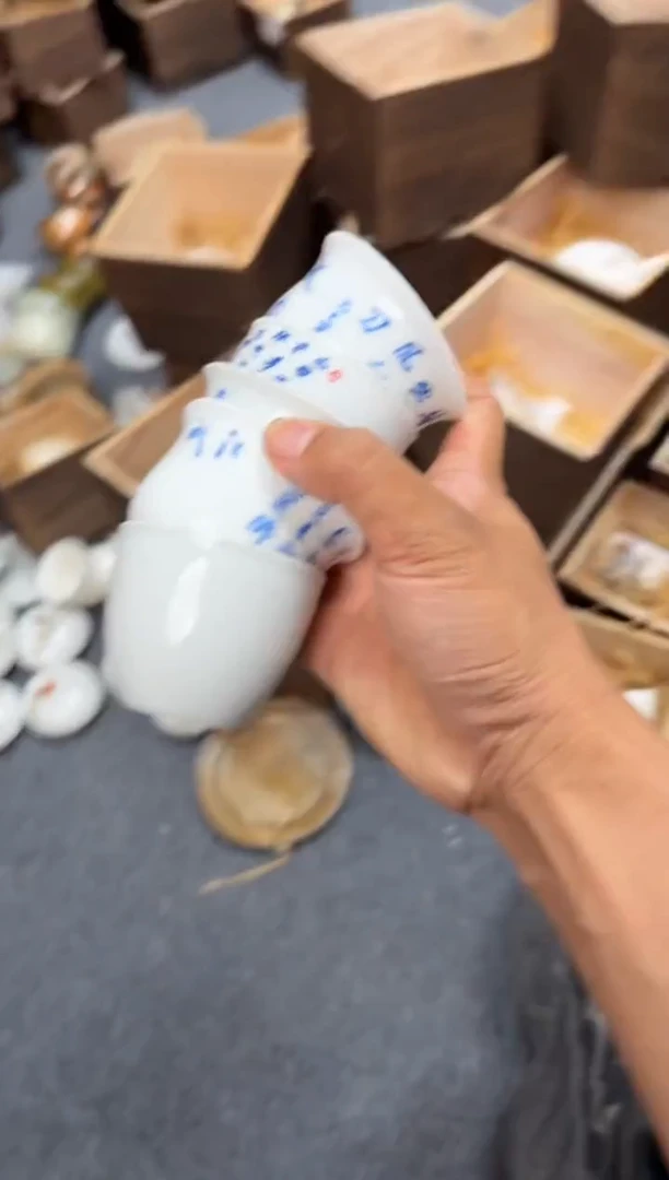 以笔为心，以瓷为纸。