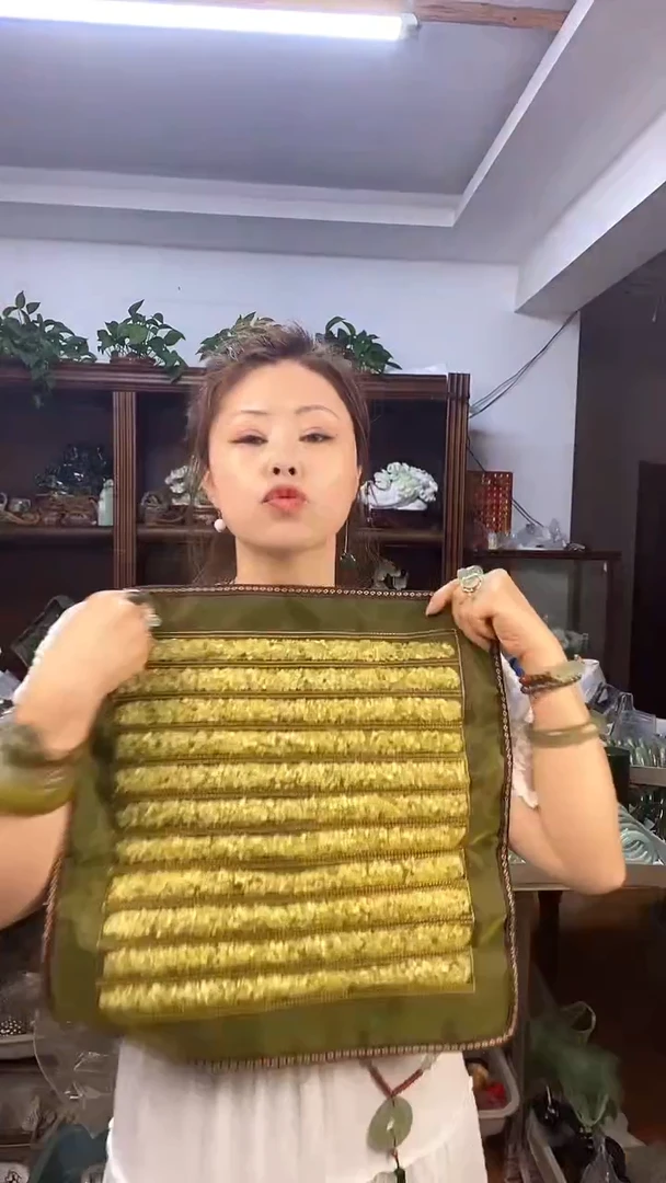 蛇纹石玉未镶嵌坐垫多样性发货其中之一