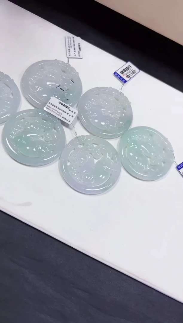 翡翠未镶嵌颈饰挂件多样性发其一