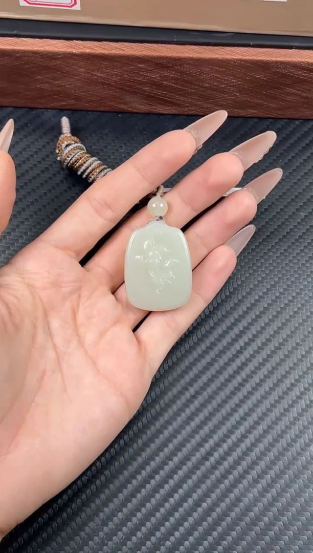 吊坠(赠链)未镶嵌和田玉且末迪克兰一细微色差吊坠