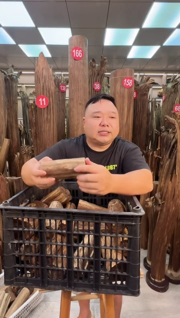 沉香碎屑沉香沉香原料摆件工艺品一百元以上带底座