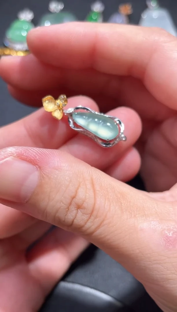 颈饰18K金镶嵌翡翠47