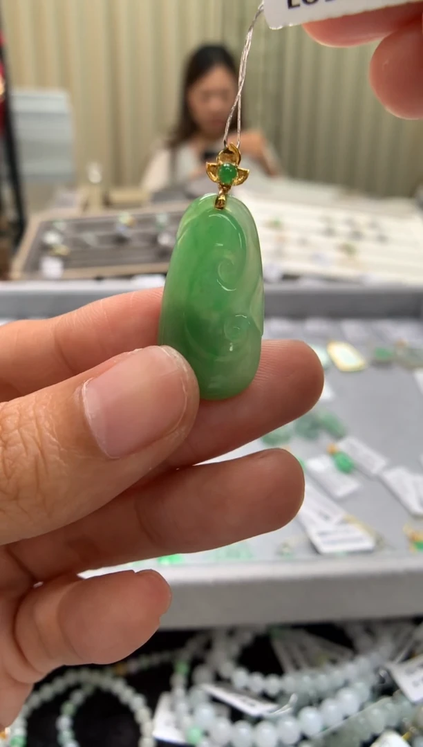 翡翠18K金镶嵌颈饰如意