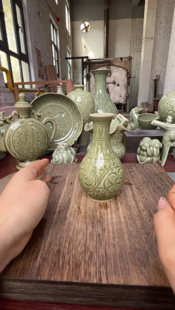 耀州窑手工牡丹小玉壶春