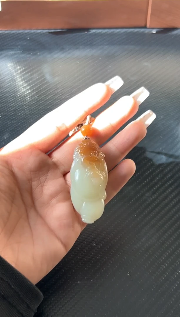 吊坠(赠链)未镶嵌和田玉富*姐且末微色差金山吊坠