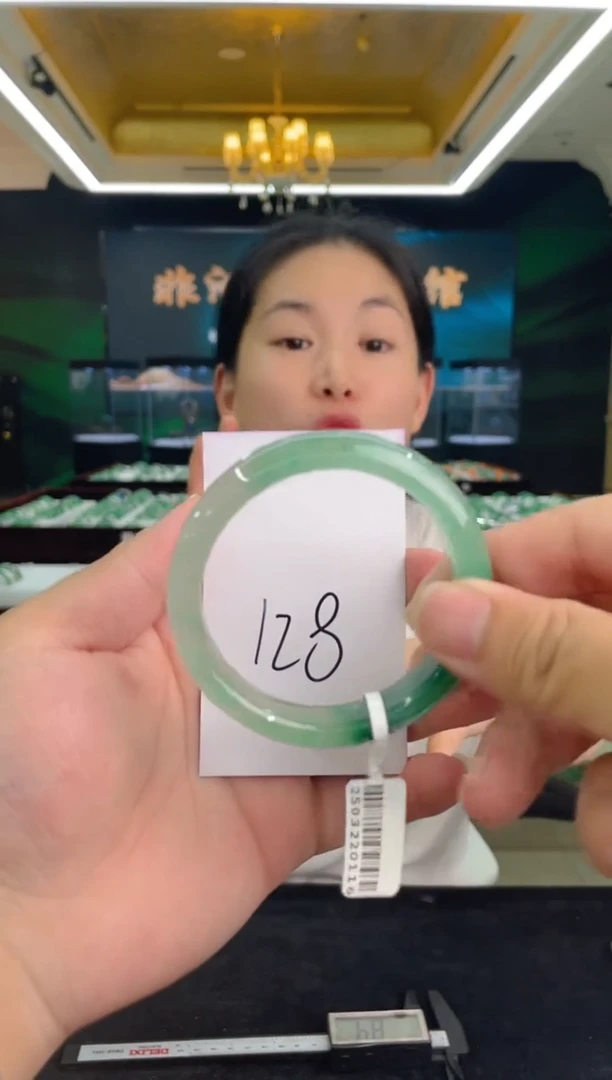 石英质玉（非洲翠）手镯未镶嵌天然冰飘花